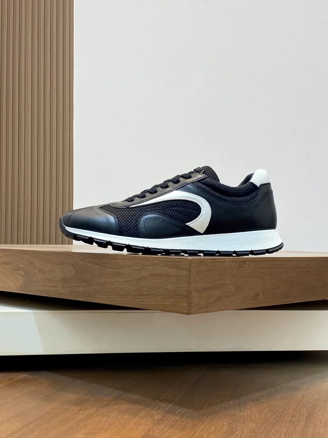 Men's shoes 💰740 Prada men's new lace-up sports and casual shoes. This upper is made of imported calfskin stitching. The tongue is P's classic bronzing lougou. The lining is made of calfskin for the feet. The outsole is made of non-slip sports exclusive rubber outsole with logo. It feels good on the foot. It is fashionable and fashionable. It has a standard sports version and looks very good on the foot! Comes with original box and dust bag! L leather shoe size: 39/40/41/42/43/44 original box packaging + dust bag